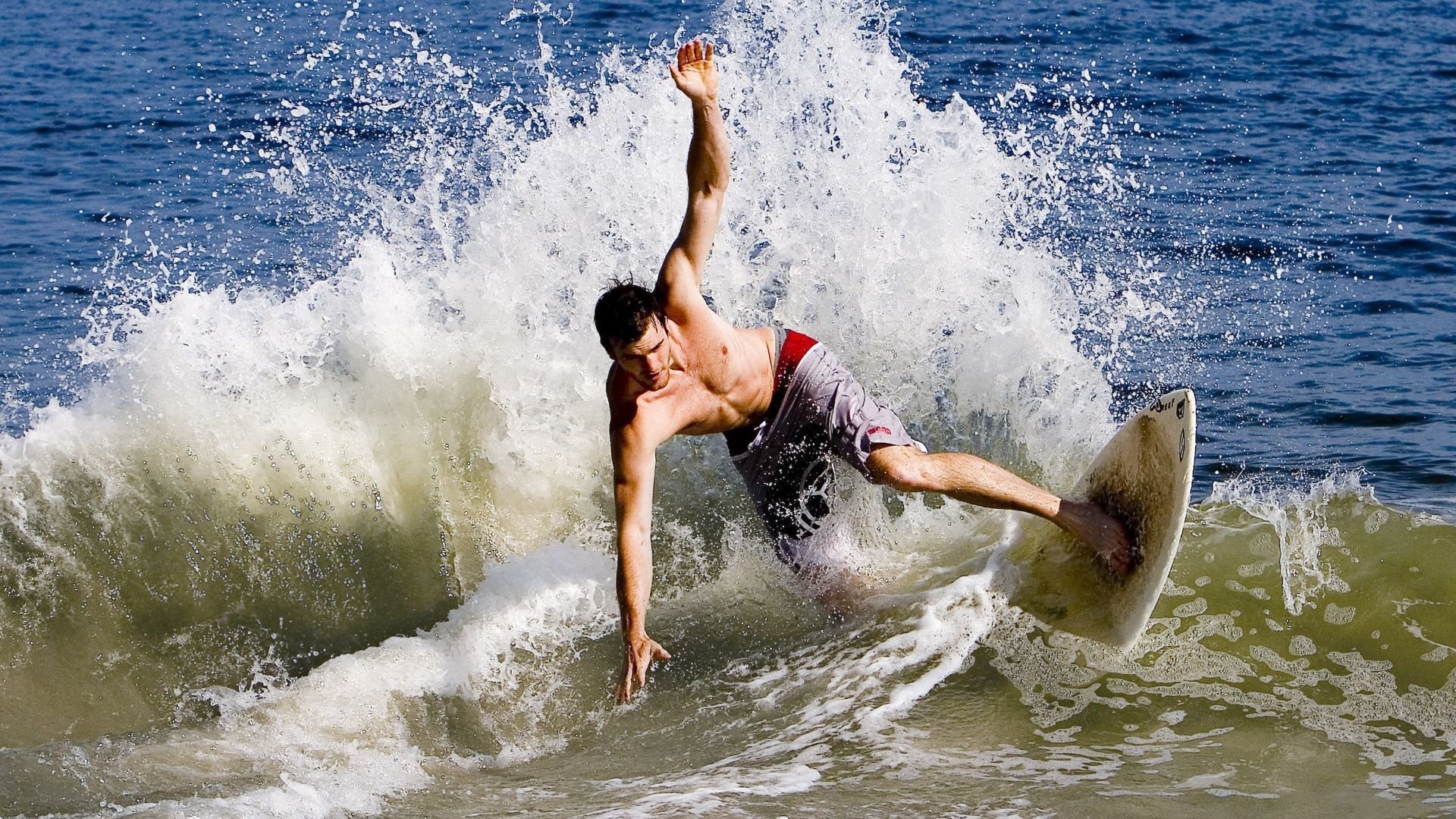 情绪失控的夜晚,巴萨教练场边怒吼,拜仁球员怒摔水瓶